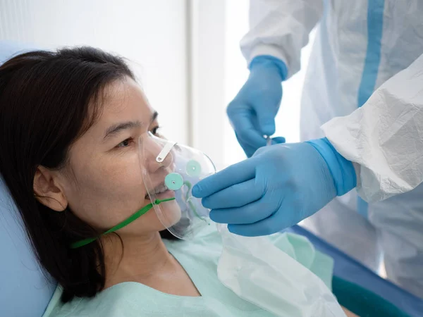 Asian Doctor Wear Ppe Suit Treat Use Oxygen Mask Emergency — Stock Photo, Image