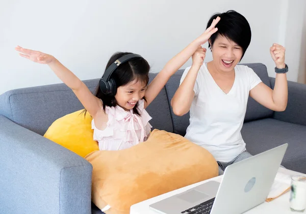 Carino Ragazza Asiatica Suo Insegnante Utilizzano Notebook Studiare Lezione Online — Foto Stock