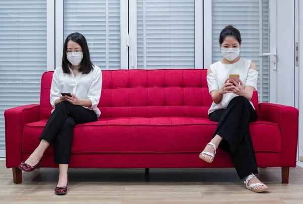 Två Asiatiska Kvinnor Bär Masker Som Arbetar Hemma Eller Arbetar Stockbild