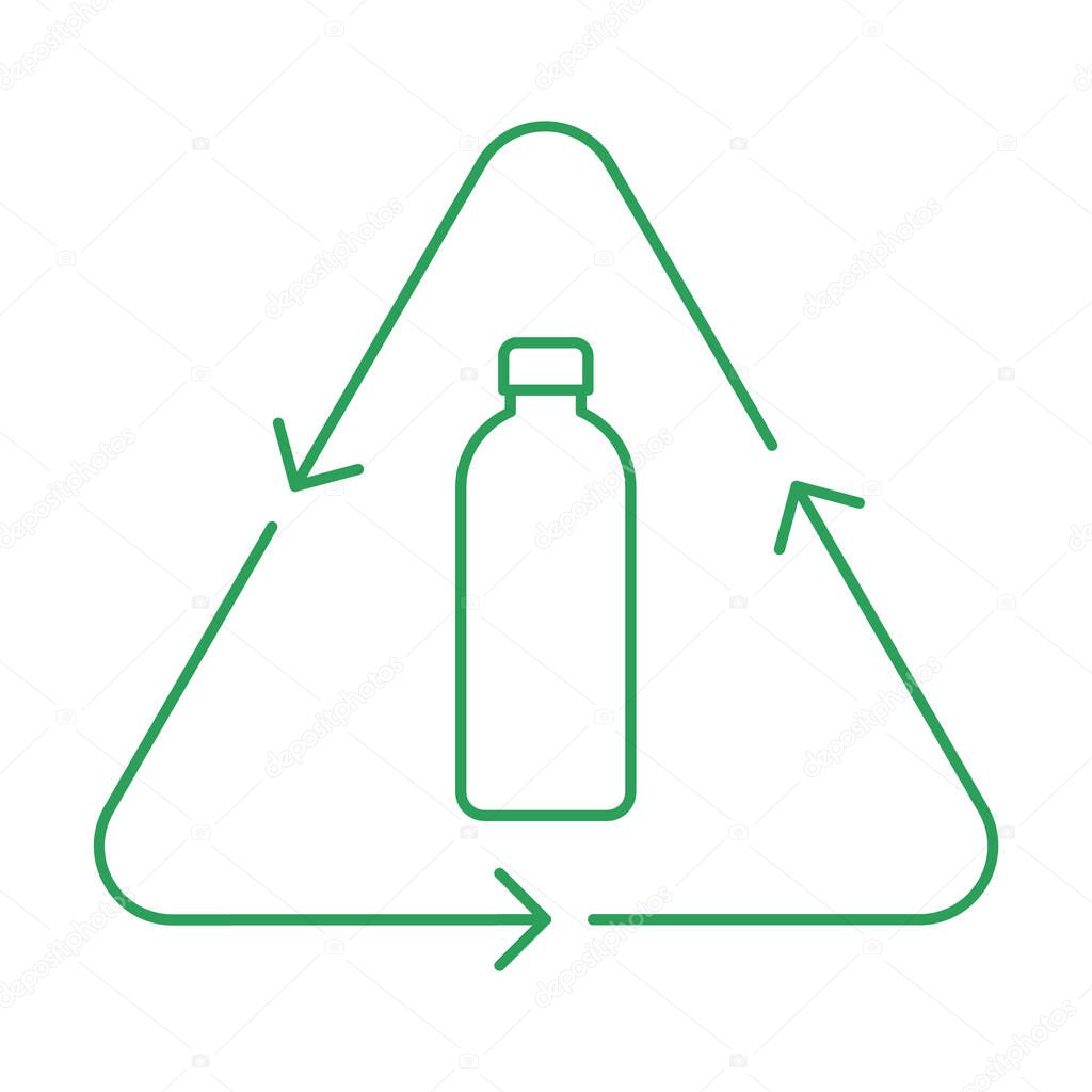  Recycle bottle thin line icon. Plastic bottle in a triangle with arrows. Reusable glass bottle sign. Green outline on white background. Recycling materials concept. Vector illustration, flat, clip art