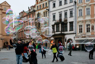 Prag'ın tarihi kent meydanına sabun köpüğü
