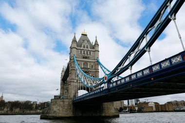 Gökyüzüne karşı Kule Köprüsü