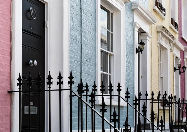 Färgstark terrasserade hus Notting Hill, London. — Stockfoto