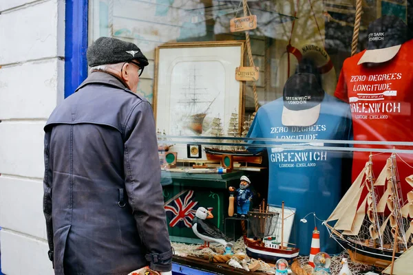 Man op zoek naar de etalage van een winkel — Stockfoto