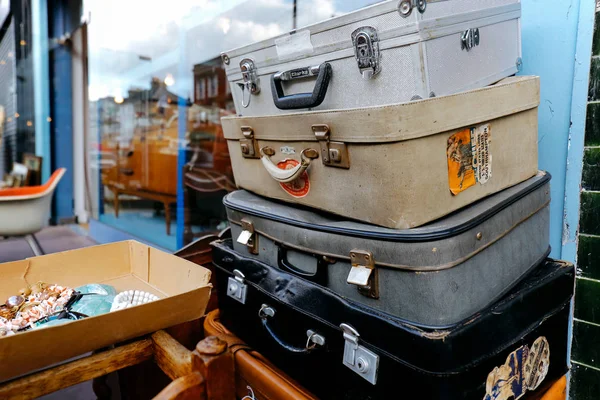 堆栈的老式手提箱发售 — 图库照片