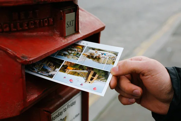 Odeslání pohlednice z dovolené — Stock fotografie