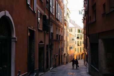 Cenova sokakta yürüyen Çift