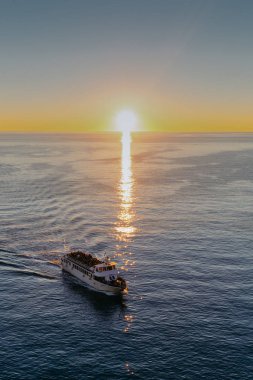 Cruise liner üzerinden günbatımı kızdırma