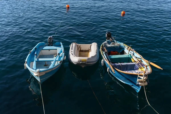 Drei kleine Fischerboote im Meer — Stockfoto
