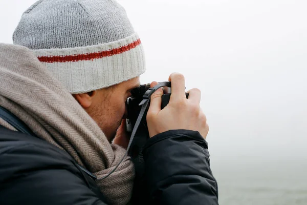 Man taking photos in fog — Stock Photo, Image