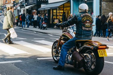 Harley Davidson binici yaya için yolun karşısına bekler