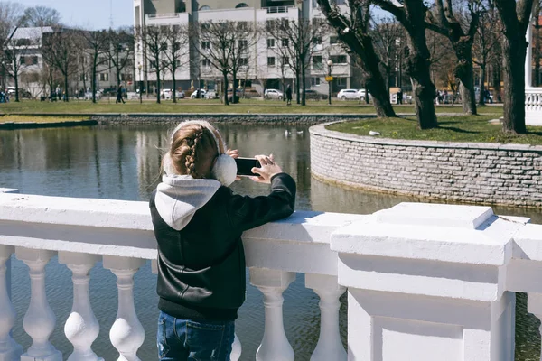 Young girls takes mobile photos — Stock Photo, Image