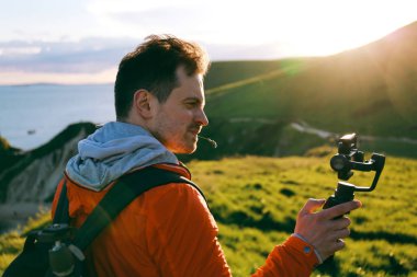 Adam kullanır ile DJI indeks işlem Osmo cep gimbal ile iphone 7 Plus