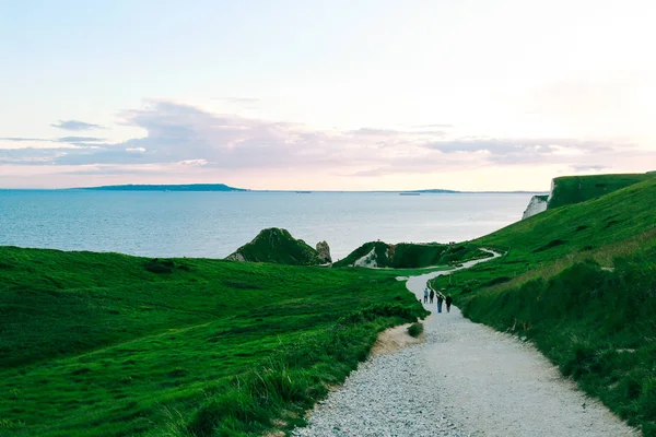 Folk går på Jurassic Coast, Dorset, Storbritannien — Stockfoto