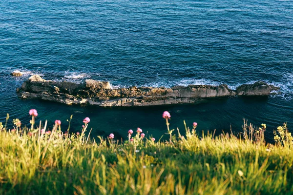 Mar azul y roca cerca de Durdle Door, Dorset, Costa Jurásica —  Fotos de Stock