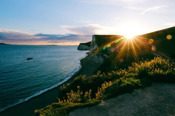Pôr do sol em Jurassic Coast, Dorset, Reino Unido — Fotografia de Stock