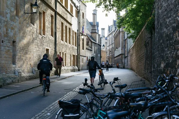 Menschen, die die Straße von Oxford hinuntergehen — Stockfoto