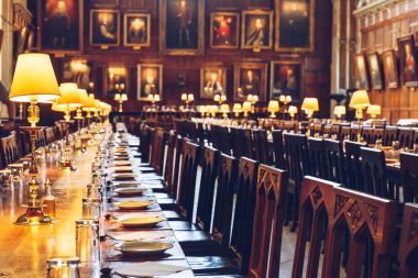 Büyük salon Christ Church, Oxford Üniversitesi'nde akşam yemeği için ayarla.