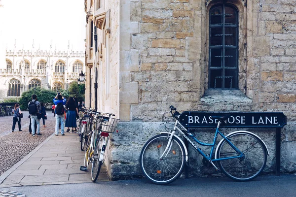 英国、オックスフォードの建物に対して駐輪されている自転車 — ストック写真