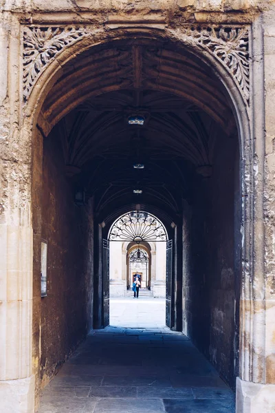 Touristen spazieren im Hof der Bodleian-Bibliothek, Oxford — Stockfoto