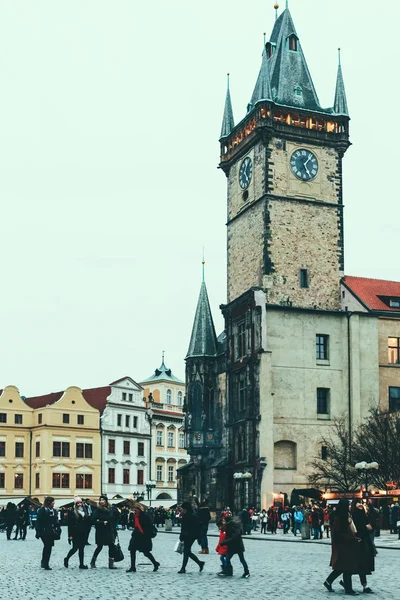 As pessoas caminham na Praça da Cidade Velha, na Cidade Velha e na Torre ao fundo — Fotografia de Stock