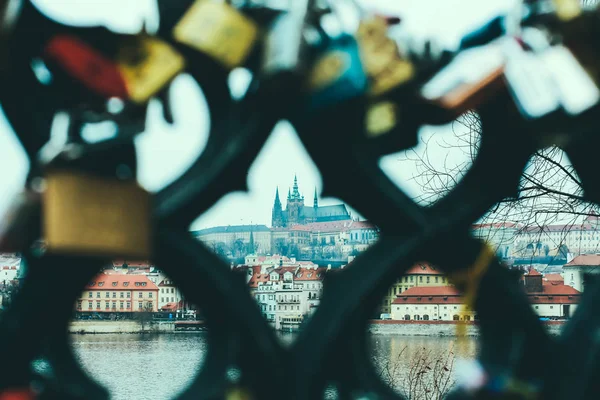 Pohled na Vltavu a Pražský hrad přes plot s láskou zámky — Stock fotografie