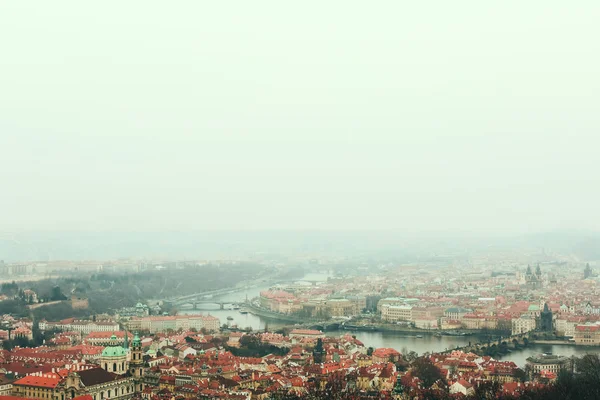 Letecký pohled na pražské panorama na mlhavé zimní den — Stock fotografie