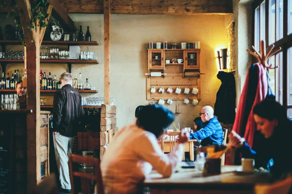 Menschen im großen Klosterrestaurant im Strahov-Kloster. — Stockfoto