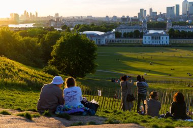 Gün batımı ve çekici fotoğraf seyreden Greenwich Park, tepenin üst kısmında.