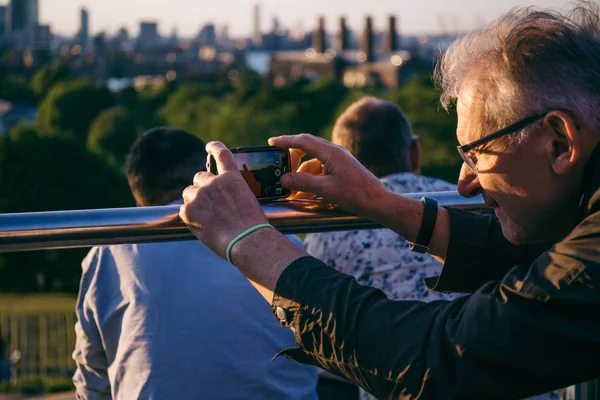 Hombre tomando una foto en un teléfono inteligente — Foto de Stock