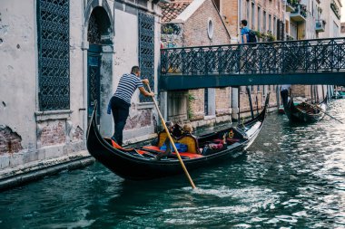 Turist bir kanal Venedik'te gondol.
