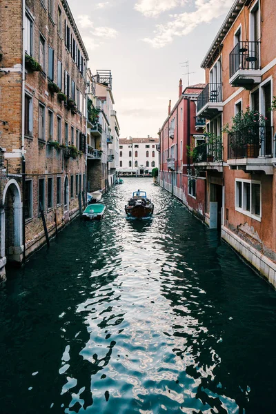 Bateau sur un canal à Venise au crépuscule . — Photo
