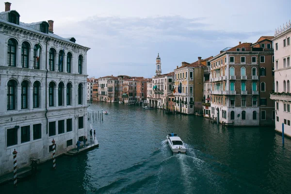 大運河、ヴェネツィアをナビゲートするスピード ボート — ストック写真
