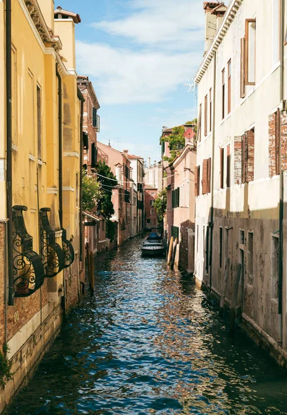 Canal à Venise avec un bateau amarré sur un côté . — Photo