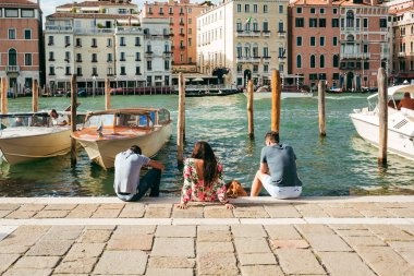 Turistler Grand Canal, Venice merdivenlerinde sakin ol..