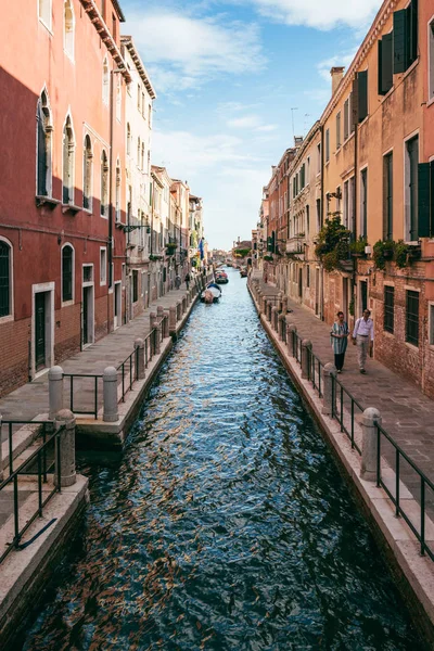 对夫妇走沿着威尼斯运河. — 图库照片