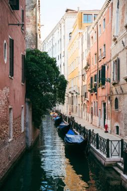 Venedik'te bir Kanal Görünümü 