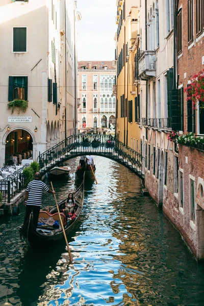 Gondoles sur un canal étroit à Venise . — Photo