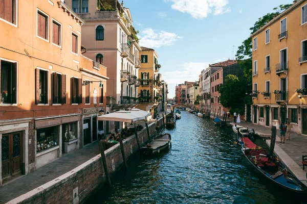 日当たりの良い夏の日にヴェネツィアの運河の横の人. — ストック写真