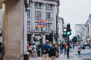 Oxford street üzerinde girişine yakın Oxford Circus metro istasyonu için yürüyüş insanlar.