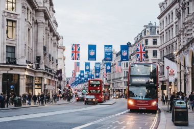 Regent Street, Londra üzerinde kırmızı Çift katlı otobüs. 