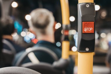 Çift katlı otobüs Londra'nın içinde kırmızı durdur düğmesinin yakın çekim