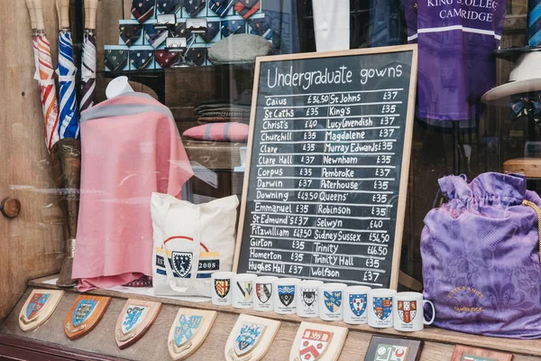 Exibição de janela da loja de roupas da Universidade de Cambridge — Fotografia de Stock