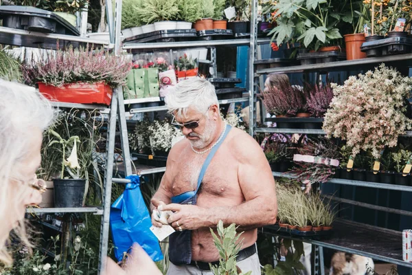 Penjual bunga laki-laki di Pasar Bunga Columbia Road, London — Stok Foto