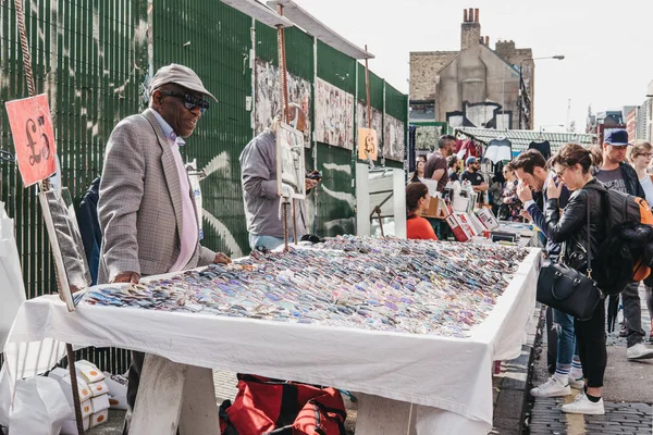Hombre vendiendo gafas en un mercado callejero en Shoreditch, East London — Foto de Stock