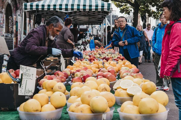 Frutas y verduras frescas a la venta en un mercado callejero en Shoreditch, East London —  Fotos de Stock