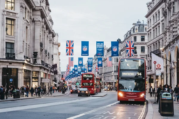 Regent Street, Londra üzerinde kırmızı Çift katlı otobüs. 