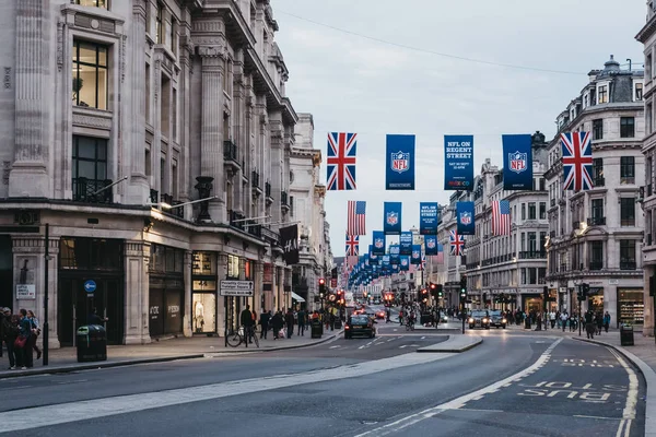 Nézd, a Regent Street, London díszített Nfl és az Union Jack zászlók. — Stock Fotó