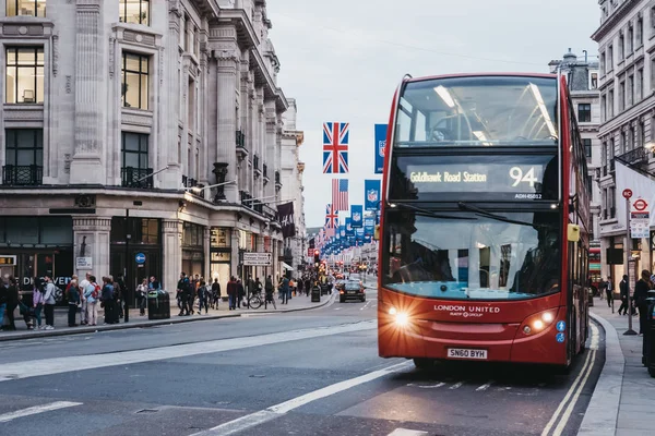 Regent Street, Londra kırmızı Çift katlı otobüse.