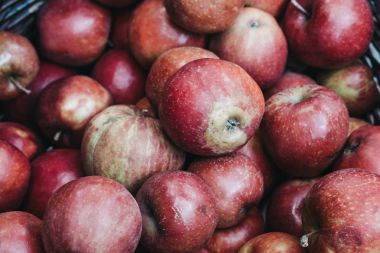 Bir Pazar durak üzerinde kırmızı elmalar